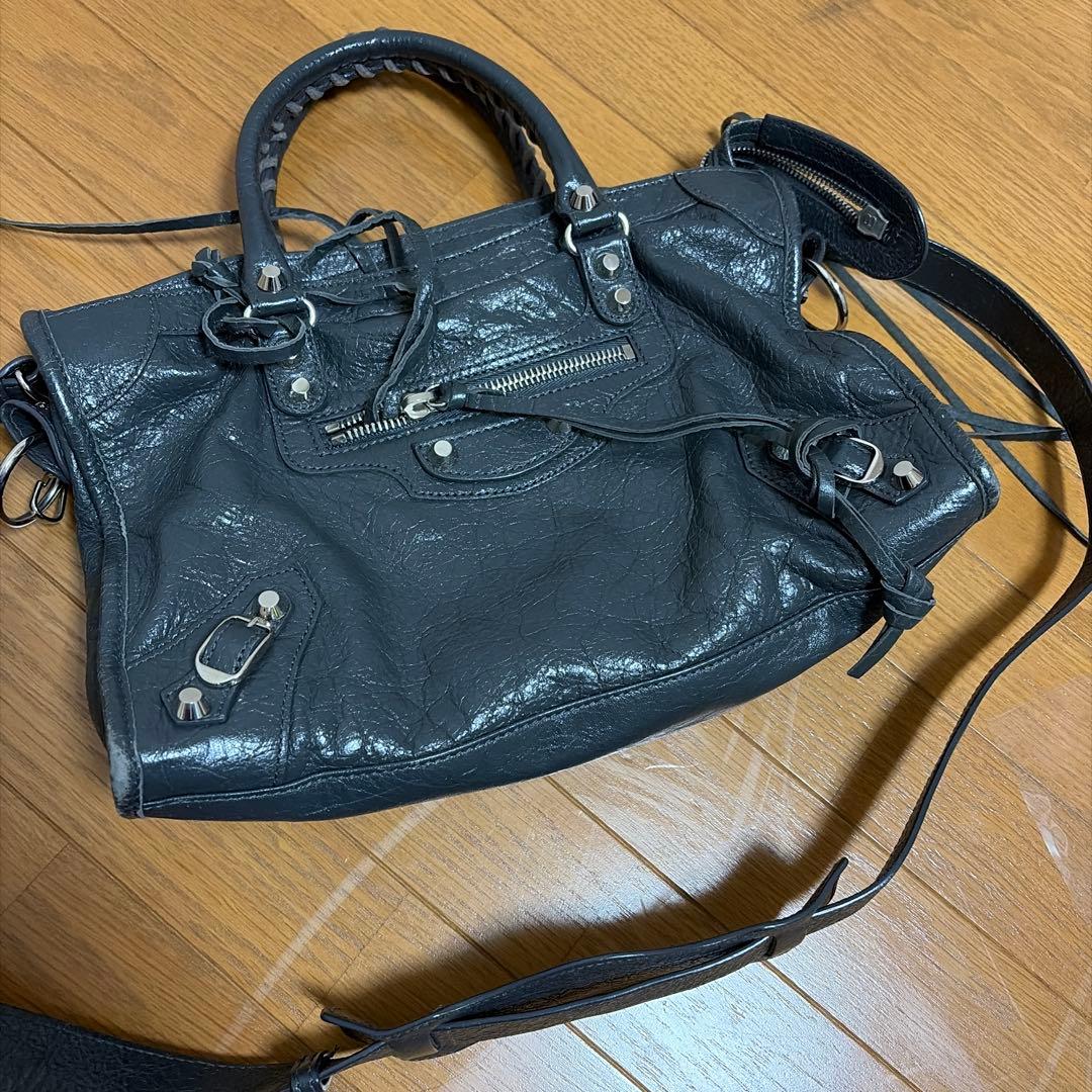 バレンシアガ　黒いレザーショルダーバッグ BALENCIAGA 黒 レザー ショルダーバッグ BALENCIAGAレザーショルダー
