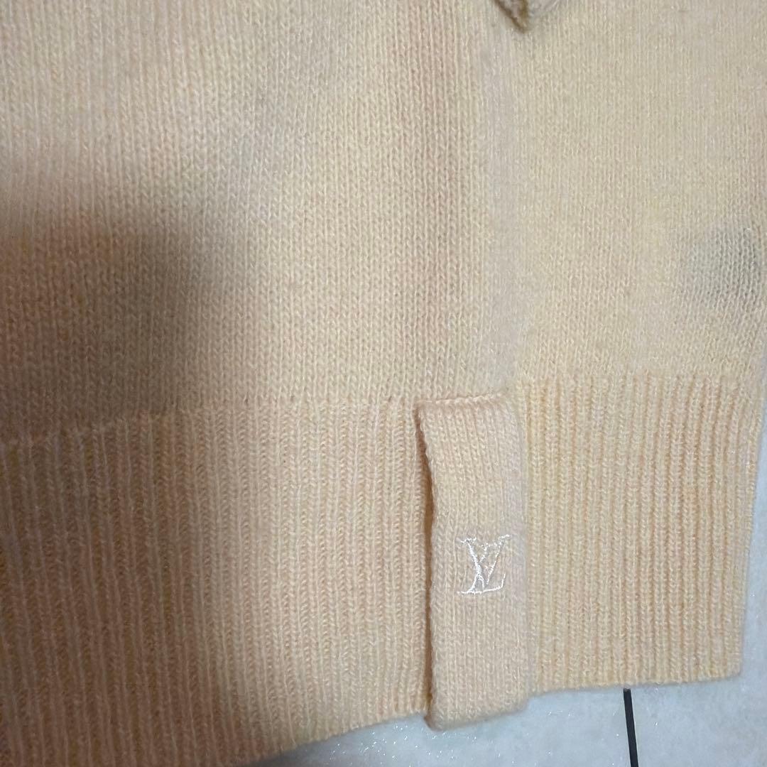 LOUIS VUITTON クリーム色 Vネックセーターの通販はau PAY マーケット