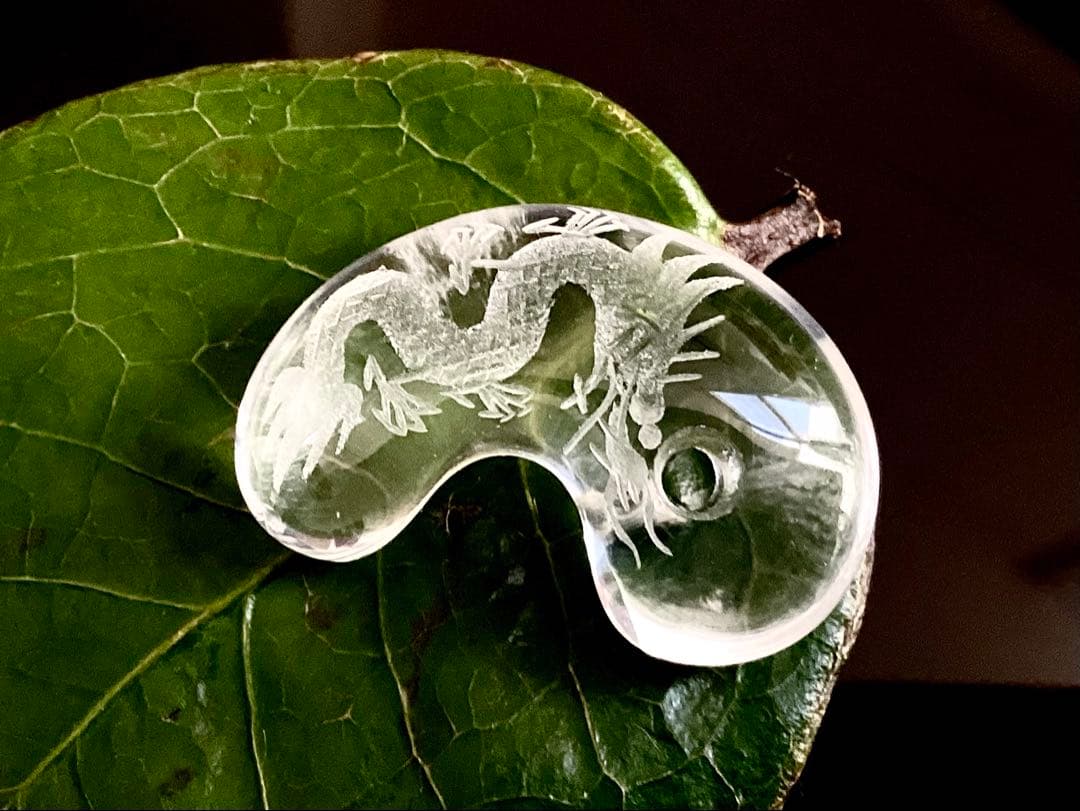 ✳希少*彫り師*秀峰作 乙女鉱山水晶【運龍】勾玉 鑑別書付 御守り