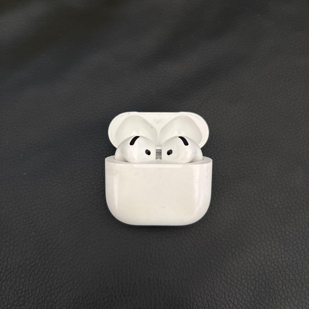 AirPods本体 ホワイト 充電ケース付き - メルカリ