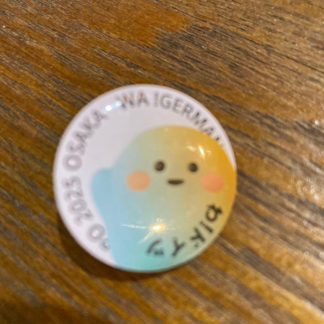 大阪関西万博 現地限定 ドイツ館 サーキュラーちゃんピンバッジ - メルカリ