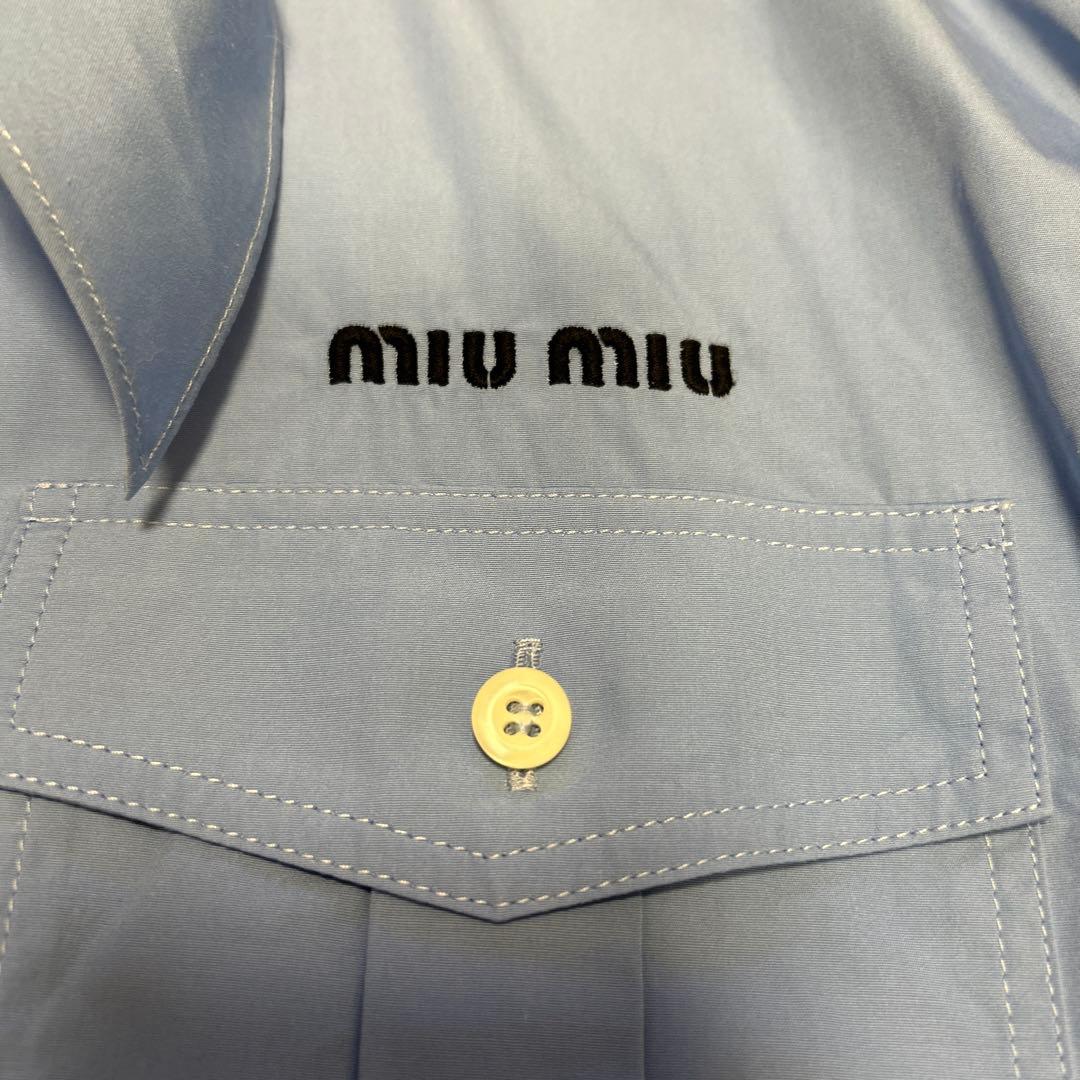 試着のみ】MIUMIU 胸ロゴ スカーフ付 ポプリン シャツ ブルー - メルカリ