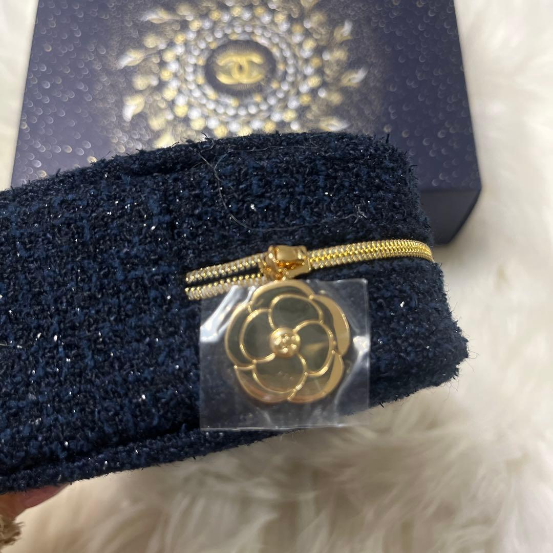 CHANEL クリスマスコフレ 2025 限定ポーチ 付き - メルカリ