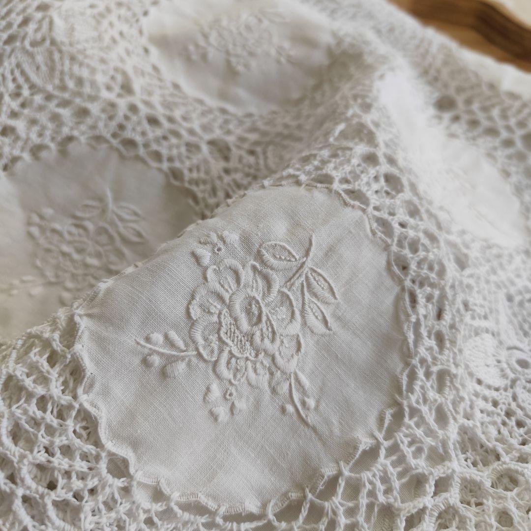 白糸手刺繍 リネンの円形パネル 花刺繍 手編みレース マルチカバー
