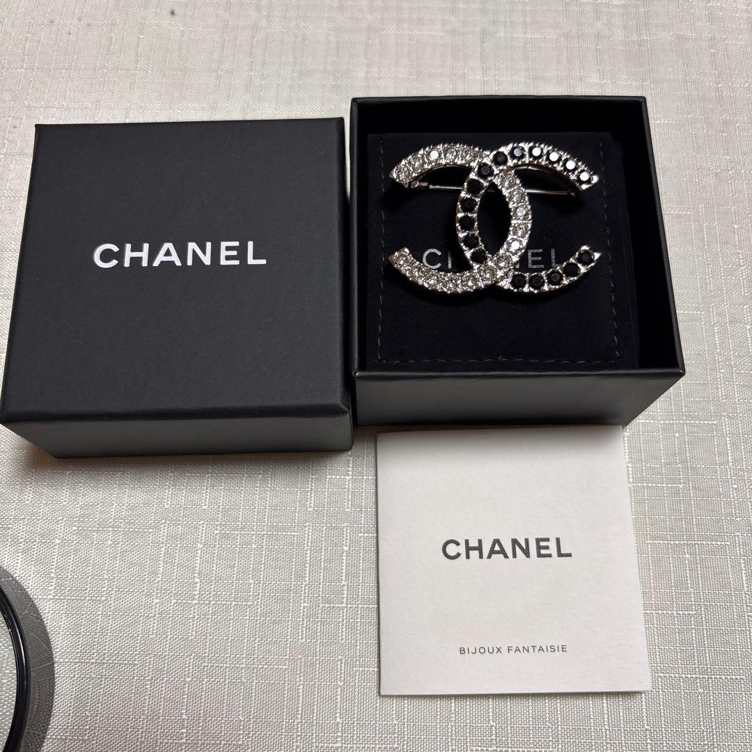 CHANELシャネル ブローチ ココマーク ラインストーン シルバー CHANEL（シャネル） ブローチ ココマーク メタル/ラインストーン