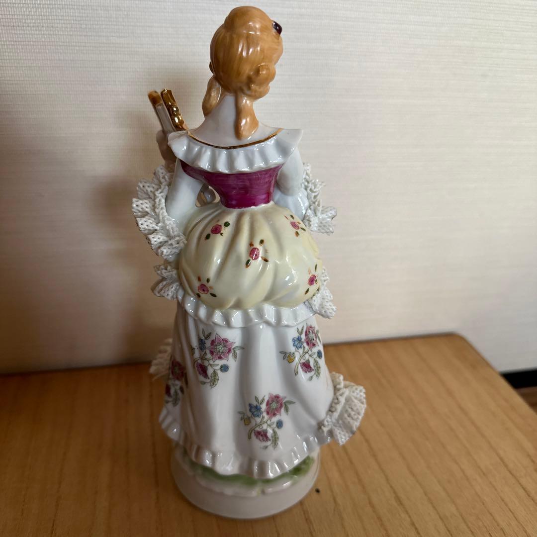 ドレスデン ハープを持つ女性像 陶器製 - メルカリ