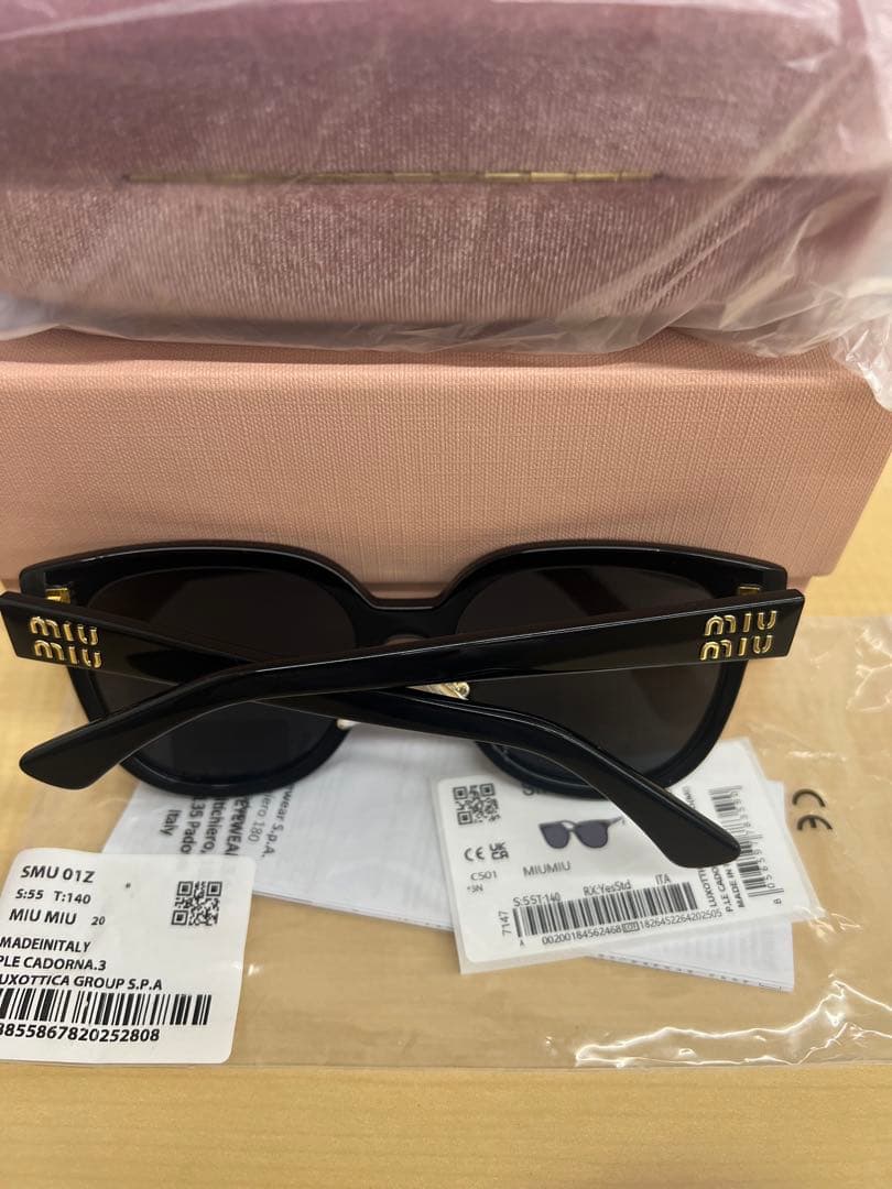ほぼ新品 Miu Miu ブラック サングラス ケース付き