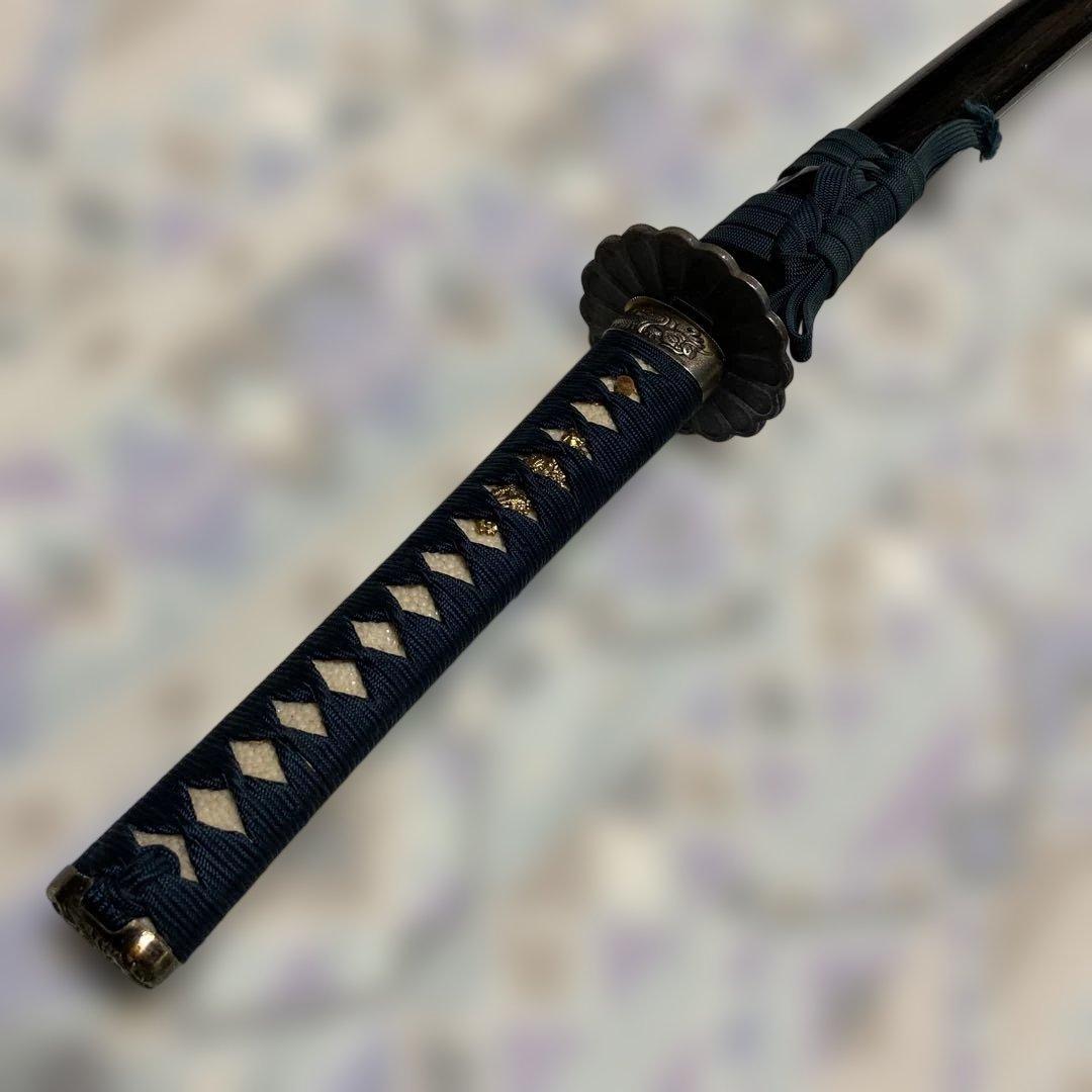 模造刀(居合刀) 紺色柄 菊彫丸鍔 黒呂鞘 黒呂鞘 大刀 模造刀｜【公式】模造刀・居合刀の専門店「忍屋」