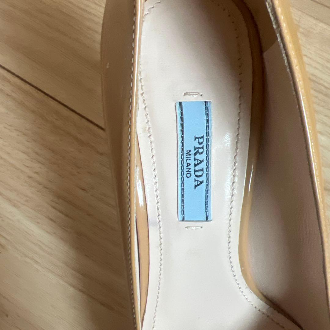 美品】PRADA プラダ エナメル パンプス ベージュ 24.5cm - メルカリ