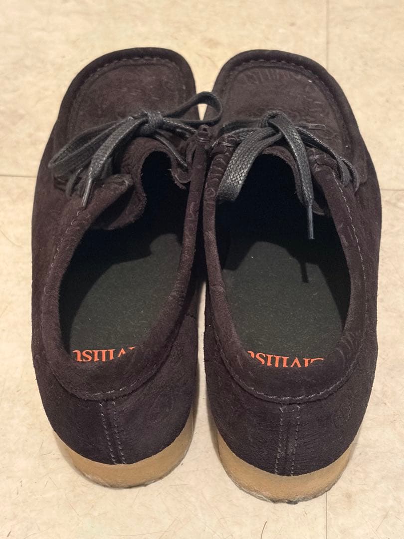 靴 CLARKS Wallabee Black Deboss 26.5cm