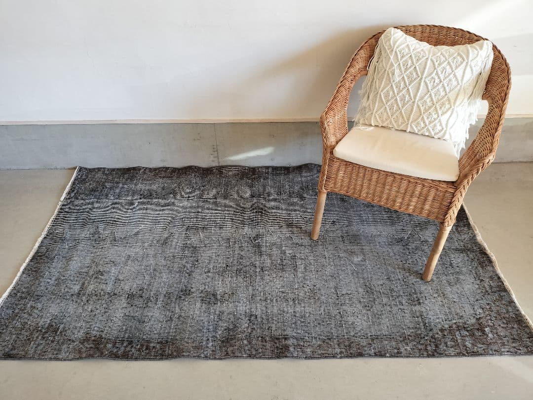 ダークグレーのオーバーダイ 石田ゆり子さん ヴィンテージラグ No584