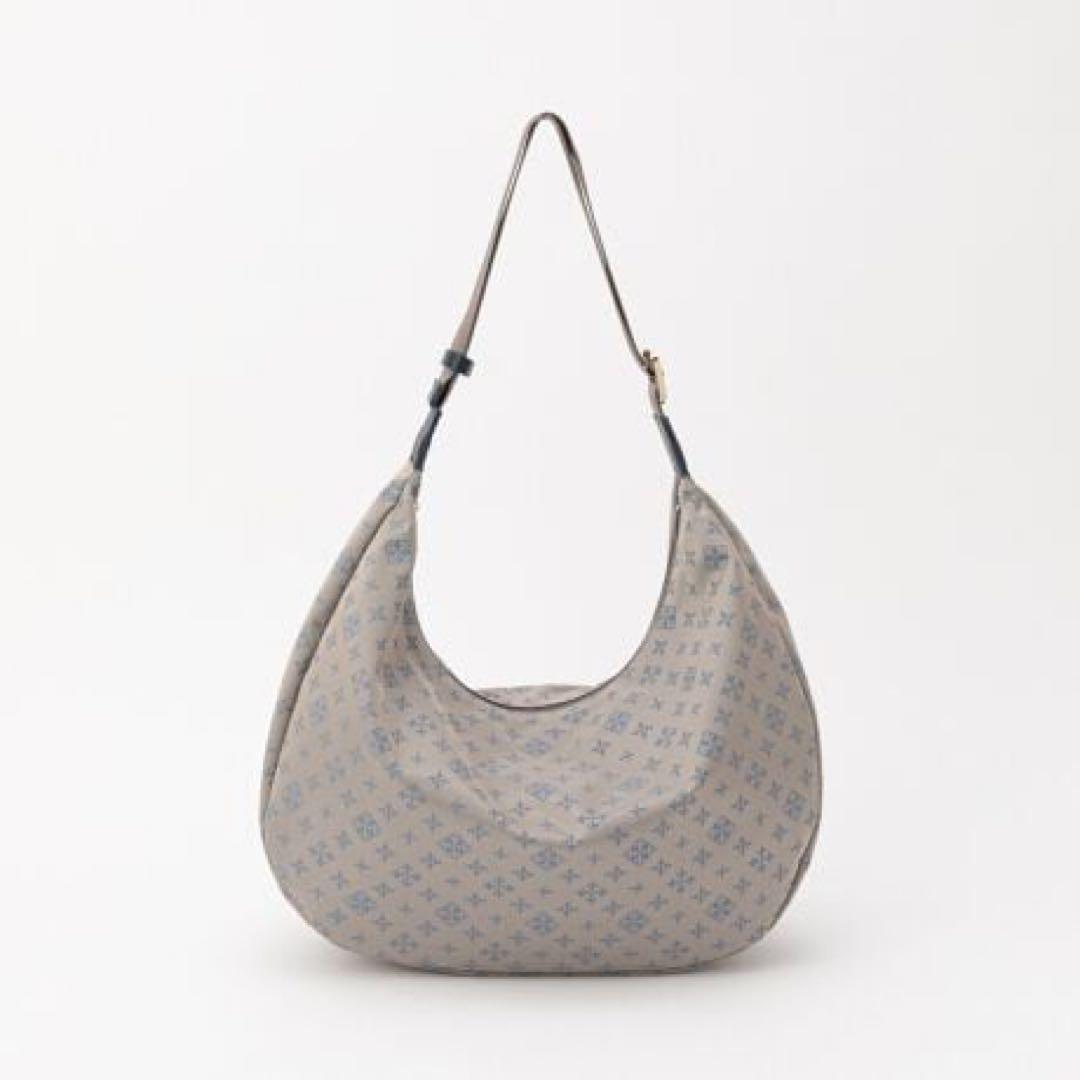 ほぼ未使用ラシット A4入るラウンドビッグショルダーバッグ 金具