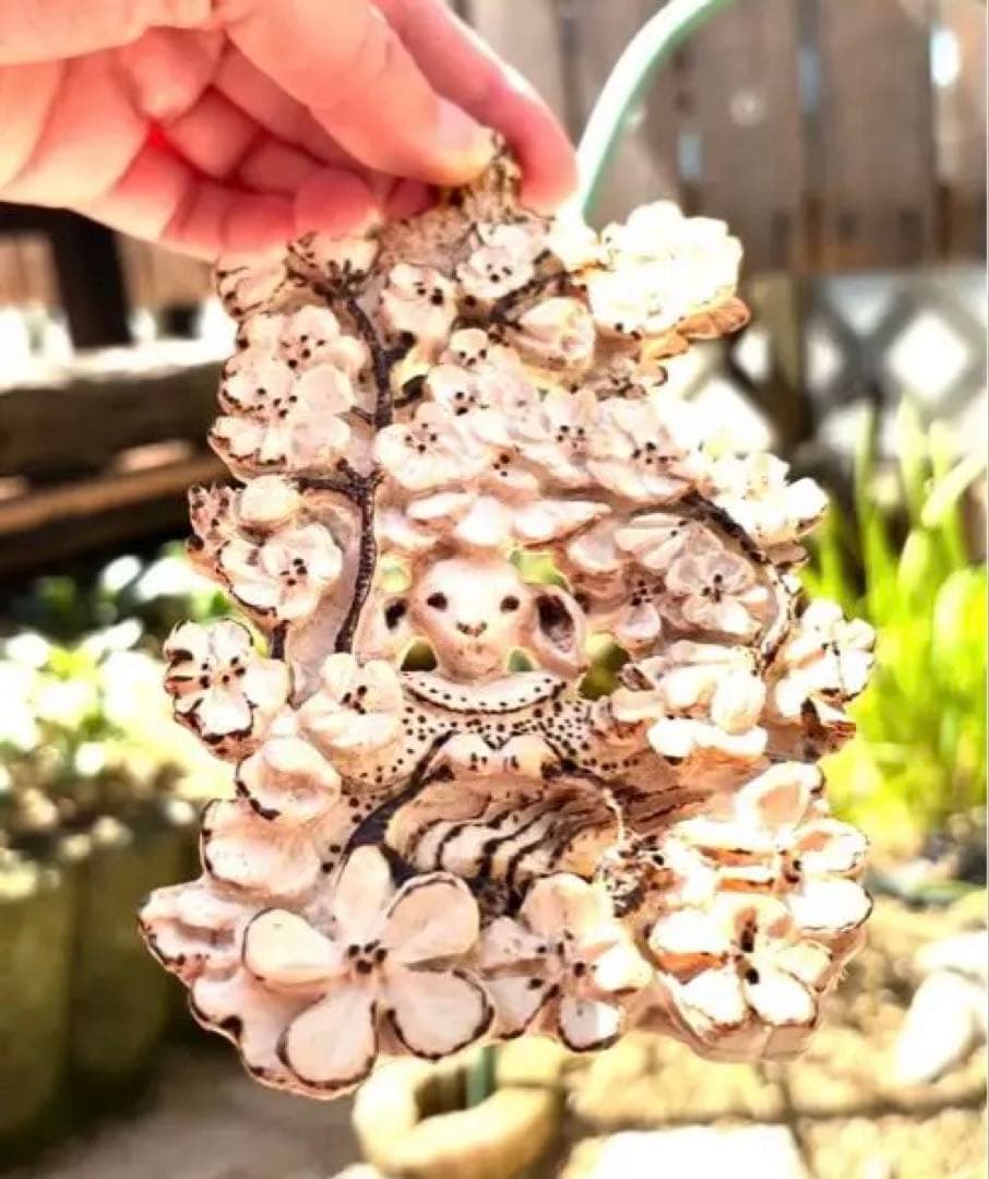 木彫りの、花とウサギさん