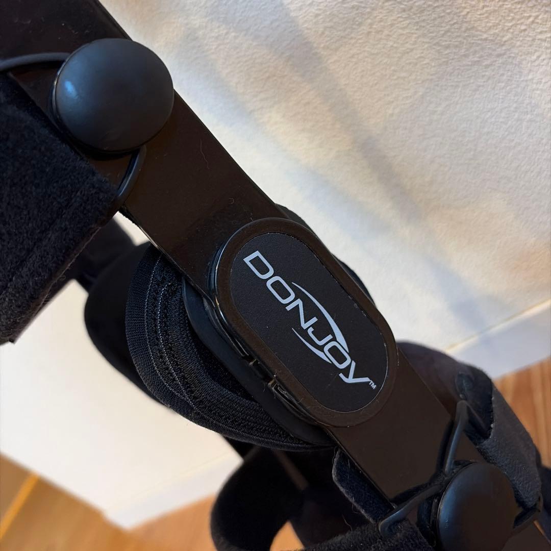 DONJOY 膝サポーター 黒《右膝用　前十字靭帯用装具》　サイズM
