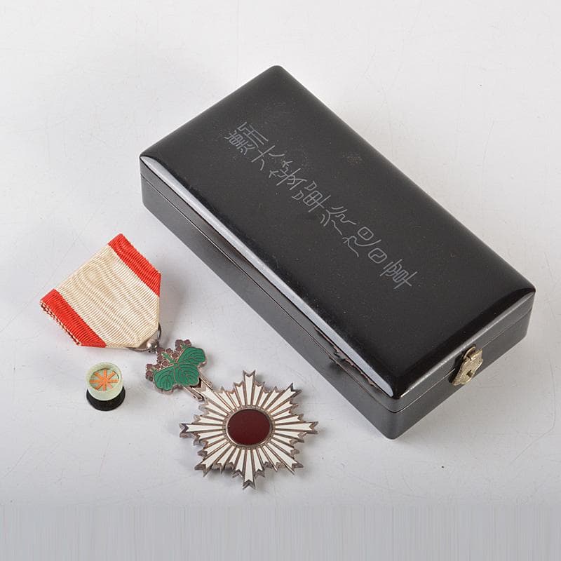 勲章 記章 徽章 勲六等単光旭日章 略章 箱付 N 6506 - メルカリ