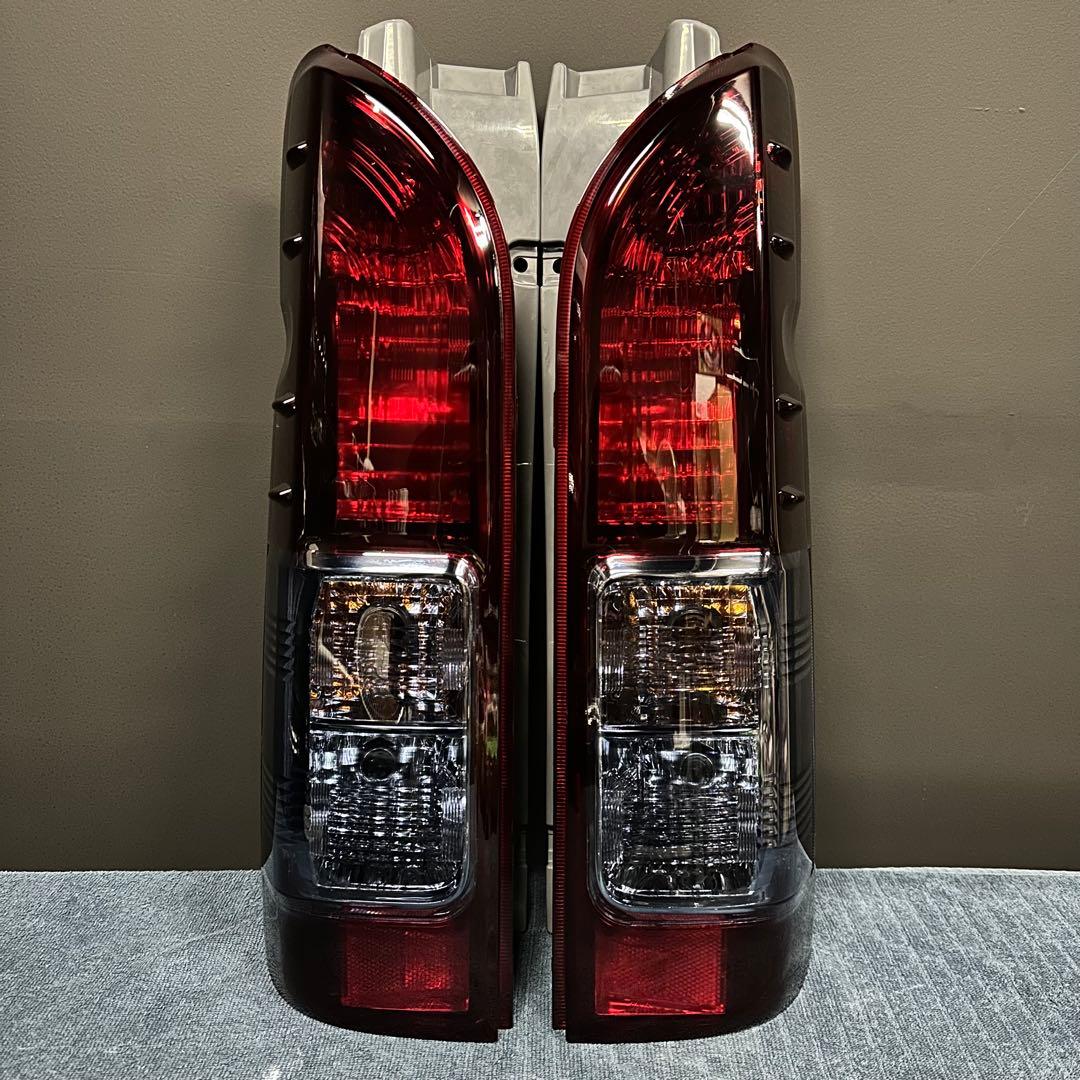 ハイエース 純正テールランプ スモーク塗装 鏡面仕上げ 1〜6型全車種