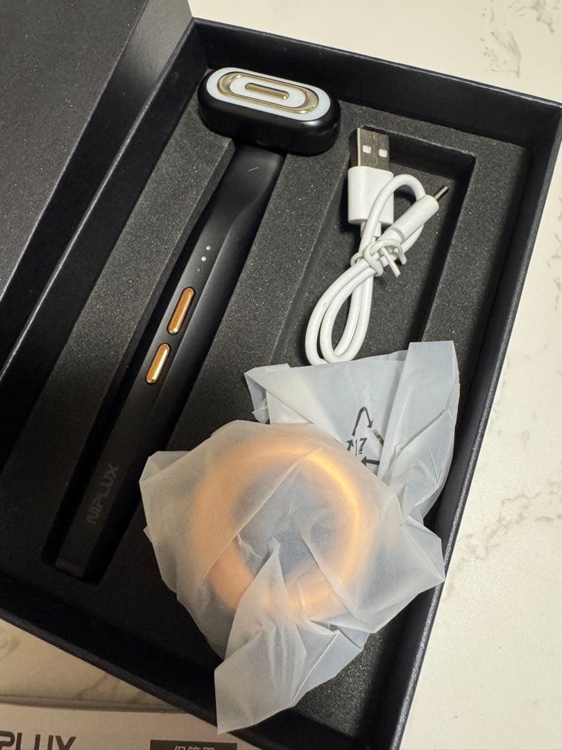 コンパクト美顔器 NIPLUX動作確認で1度だけ使用。本日限定価格 持ち運び Amazon.co.jp: NIPLUX 目元 美顔器 EMS 三色光LED 振動 温熱 1台4役