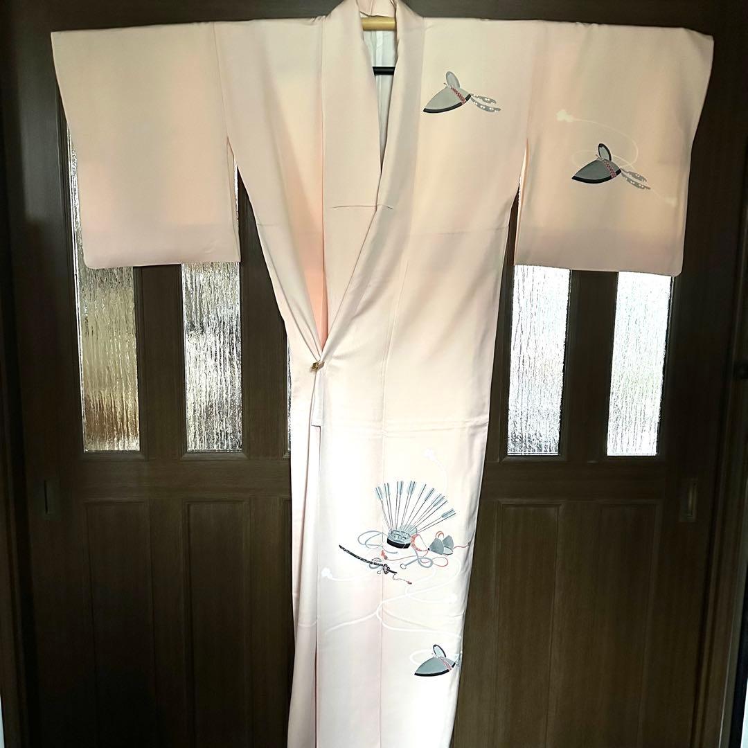 乙女色に文武両道の意匠がユニークな正絹袷付下げ