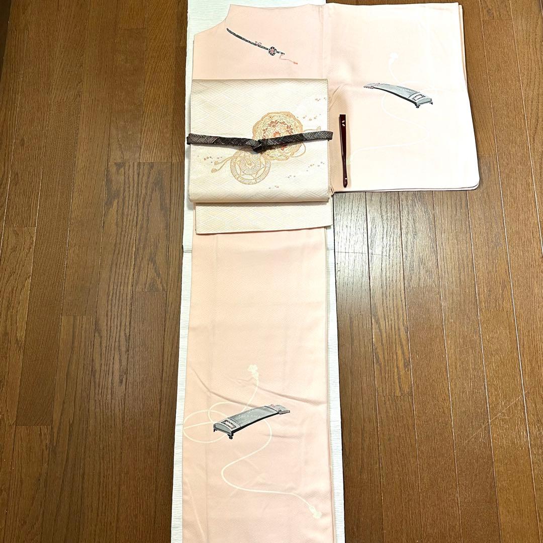 乙女色に文武両道の意匠がユニークな正絹袷付下げ