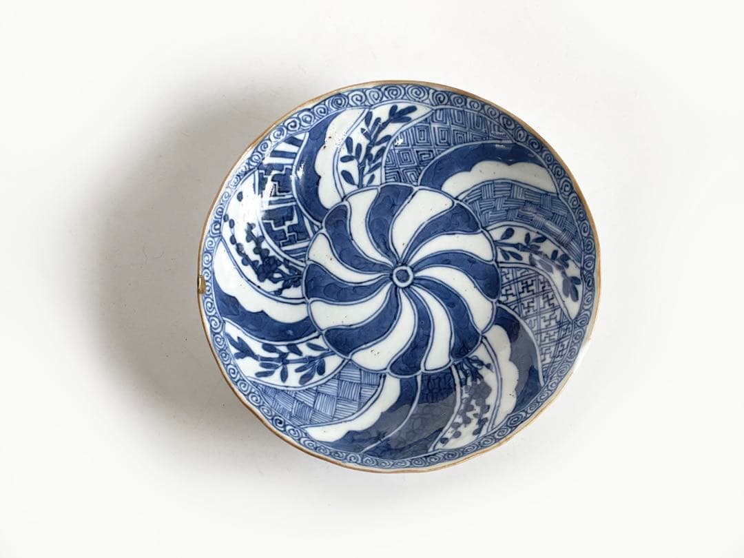 中国骨董　アンティーク　祥瑞　捻文様　縁錆　五寸皿　銘々皿　景徳鎮　古染付 祥瑞染付花樹文輪花皿（明時代） - 天平堂（TENPYODO）