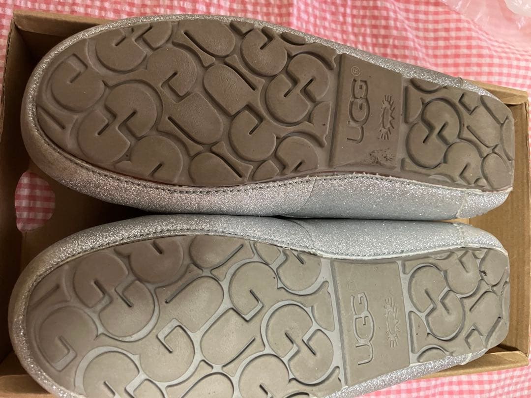 UGG シルバー グリッター モカシンの通販はau PAY マーケット - 輸入