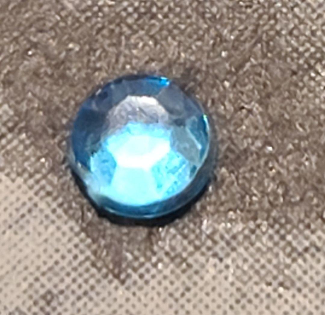 本「人類の起源」エルベール・トマ著　ビーズか宝石の粒が付く改造装丁に驚き！ 本「人類の起源」エルベール・トマ著 ビーズか宝石の粒が付く改造装丁