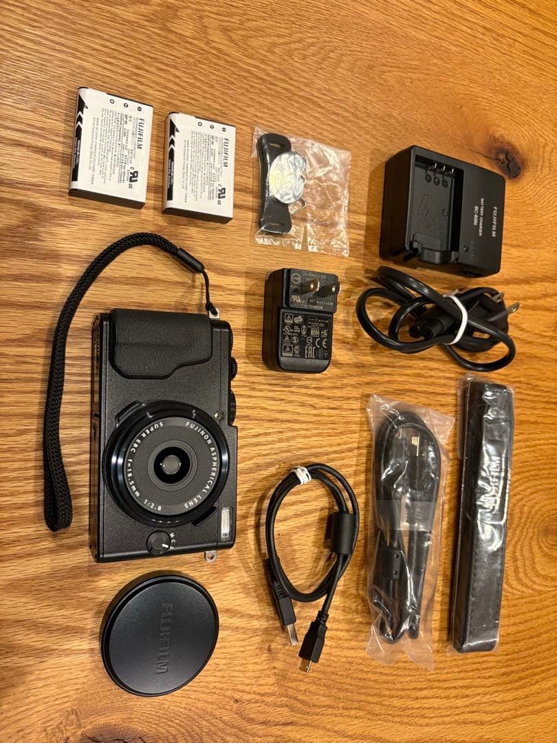 Fujifilm X70 コンパクトデジタルカメラ Amazon.co.jp: Fujifilm X70 Digital Camera, sliver : Electronics