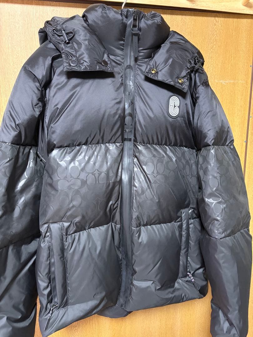 COACH ブラック ダウンジャケット - メルカリ