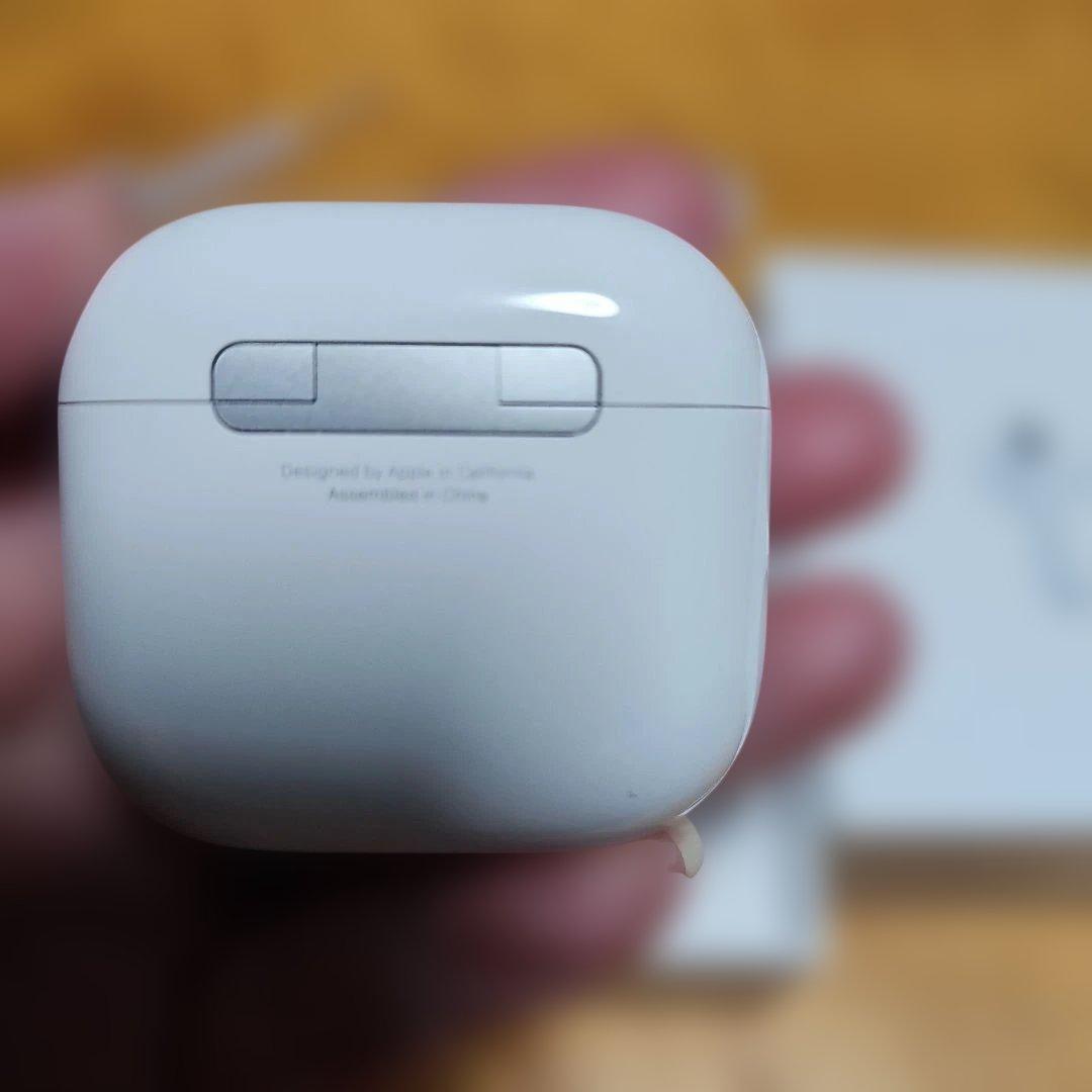 AirPods4 本体 ホワイト 充電ケース付き ⚠️名前刻印されてます