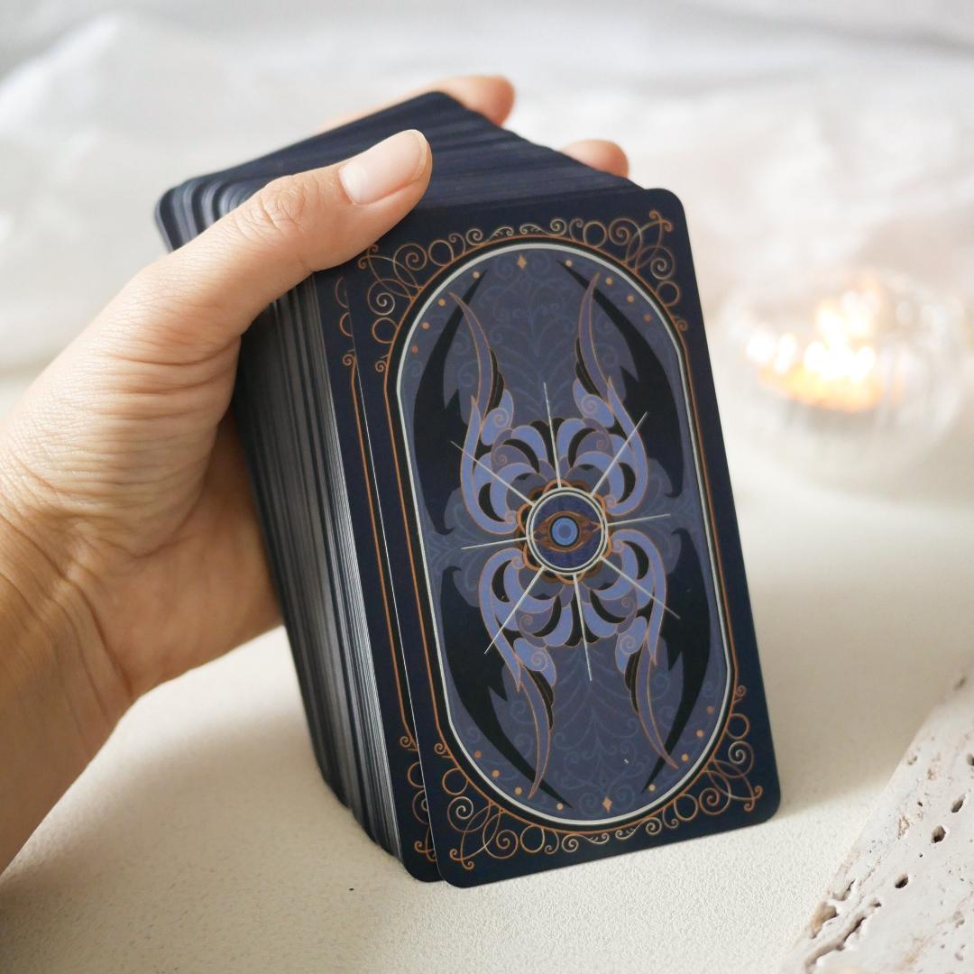 正規品タロットカード】新作の希少海外インディーズ✨神秘を映し出す