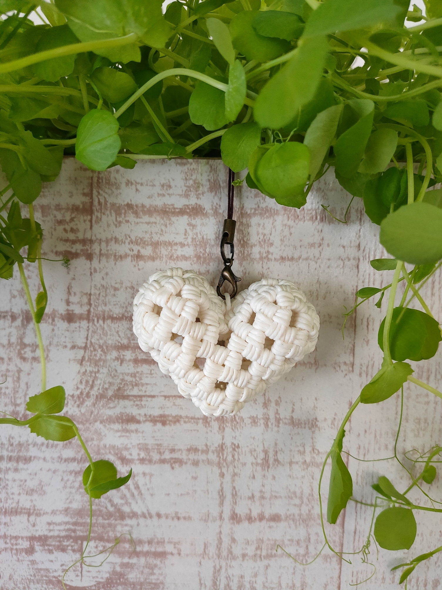 受注制作】ハートのストラップ［ミルク色］エコ クラフトバンド・ワン