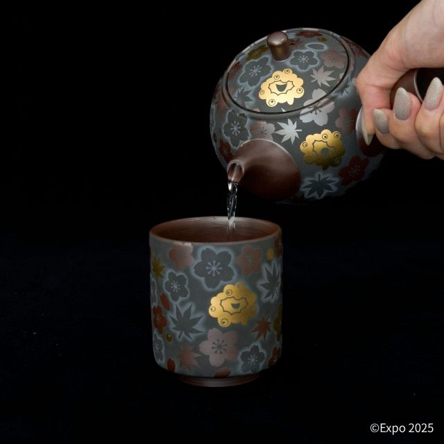 ミャクミャク、天皇陛下献上作家の新作に…萬古焼 伝統美×未来を象徴