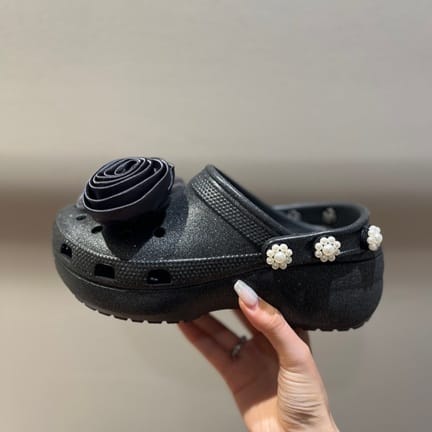 別注】＜crocs＞クラシック プラットフォーム グリッター サンダル