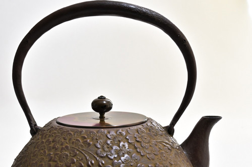 鉄瓶 宝重桜 (唐銅蓋) 2.0L | 南部鉄器 幸工芸 鉄瓶