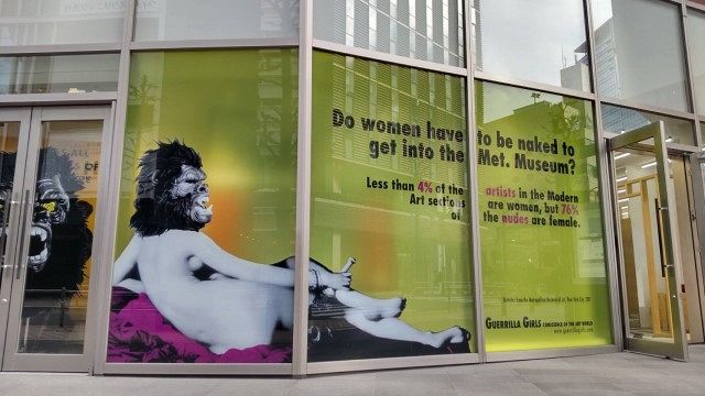 裸でなければ女性は美術館に入れない？ ゴリラ顔のヌードに込めた皮肉