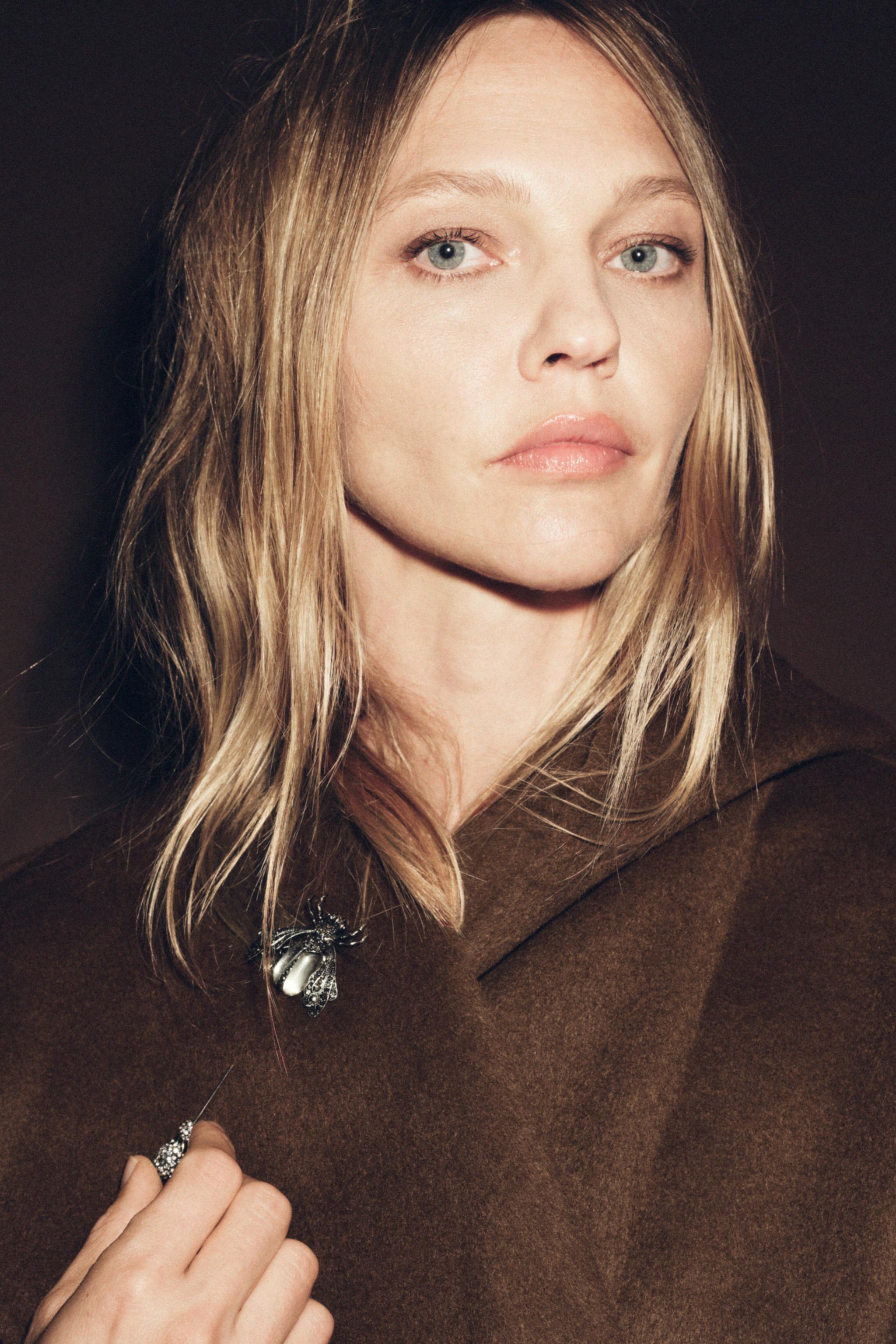 マキシメタルブローチ 蜂 ラインストーン - シルバー | ZARA Japan / 日本