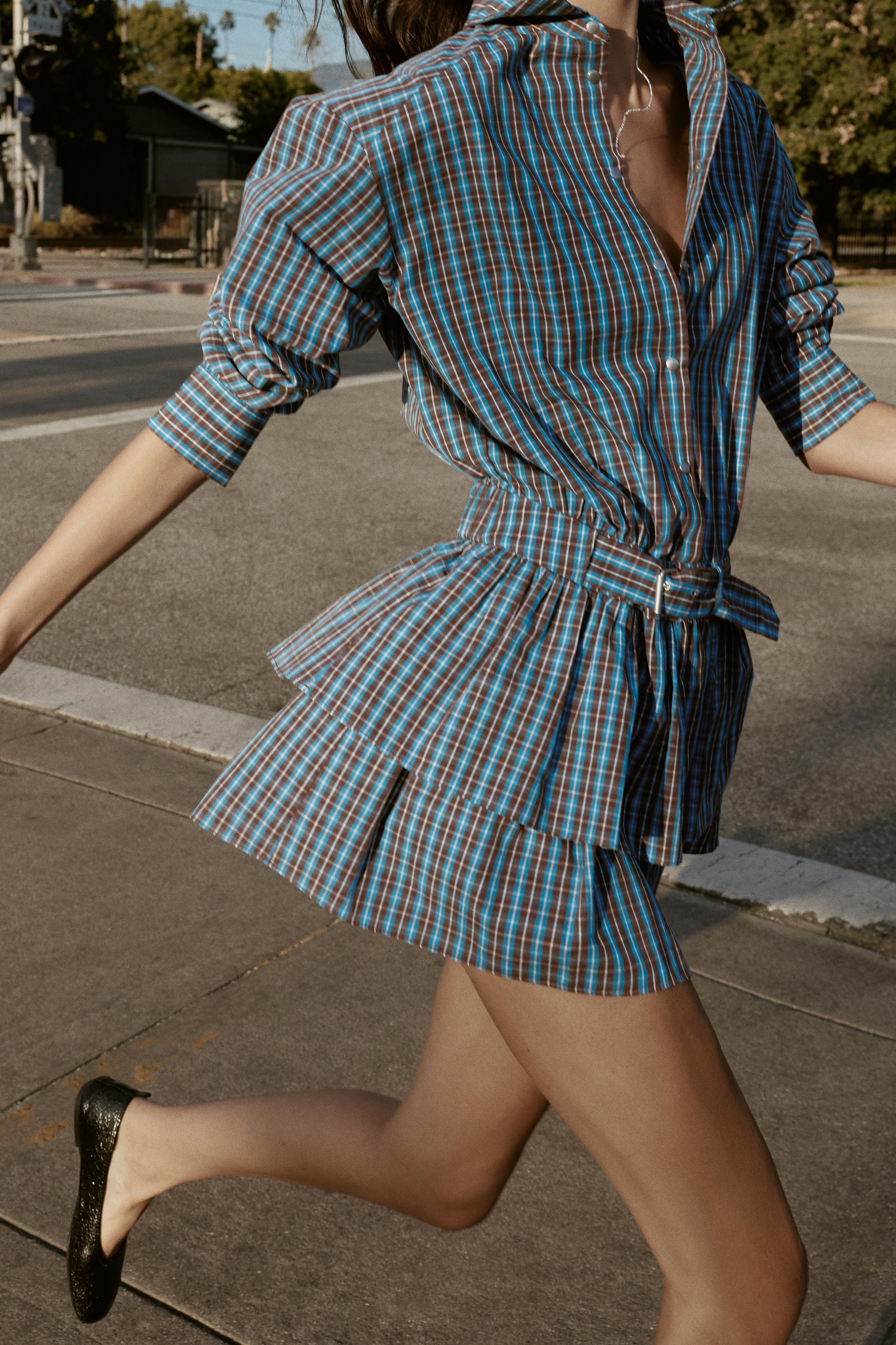 フリル、ベルト付きチェック柄ショートワンピース - ブラウンブルー