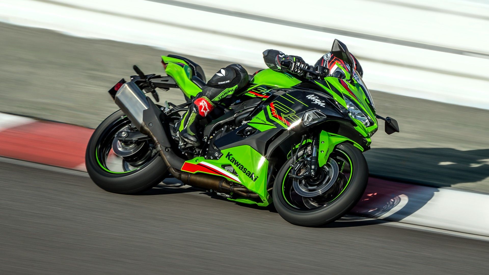 Aprilia RS 457 vs Kawasaki Ninja ZX-4R - The Premium Entry-Level