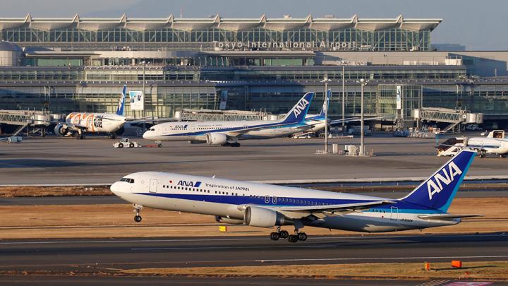Japan ANA Boeing 737-800 Flight Turns Back Due to Cockpit Window