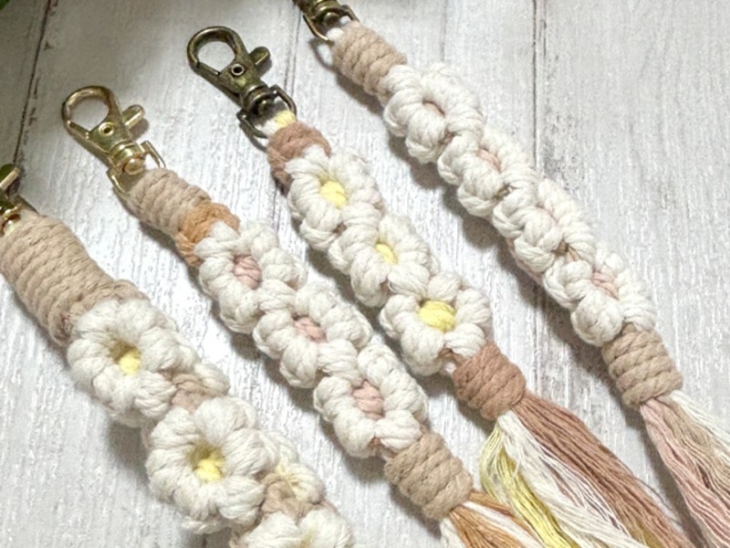 マクラメフラワーのキーホルダーとハンドストラップを作りましょう