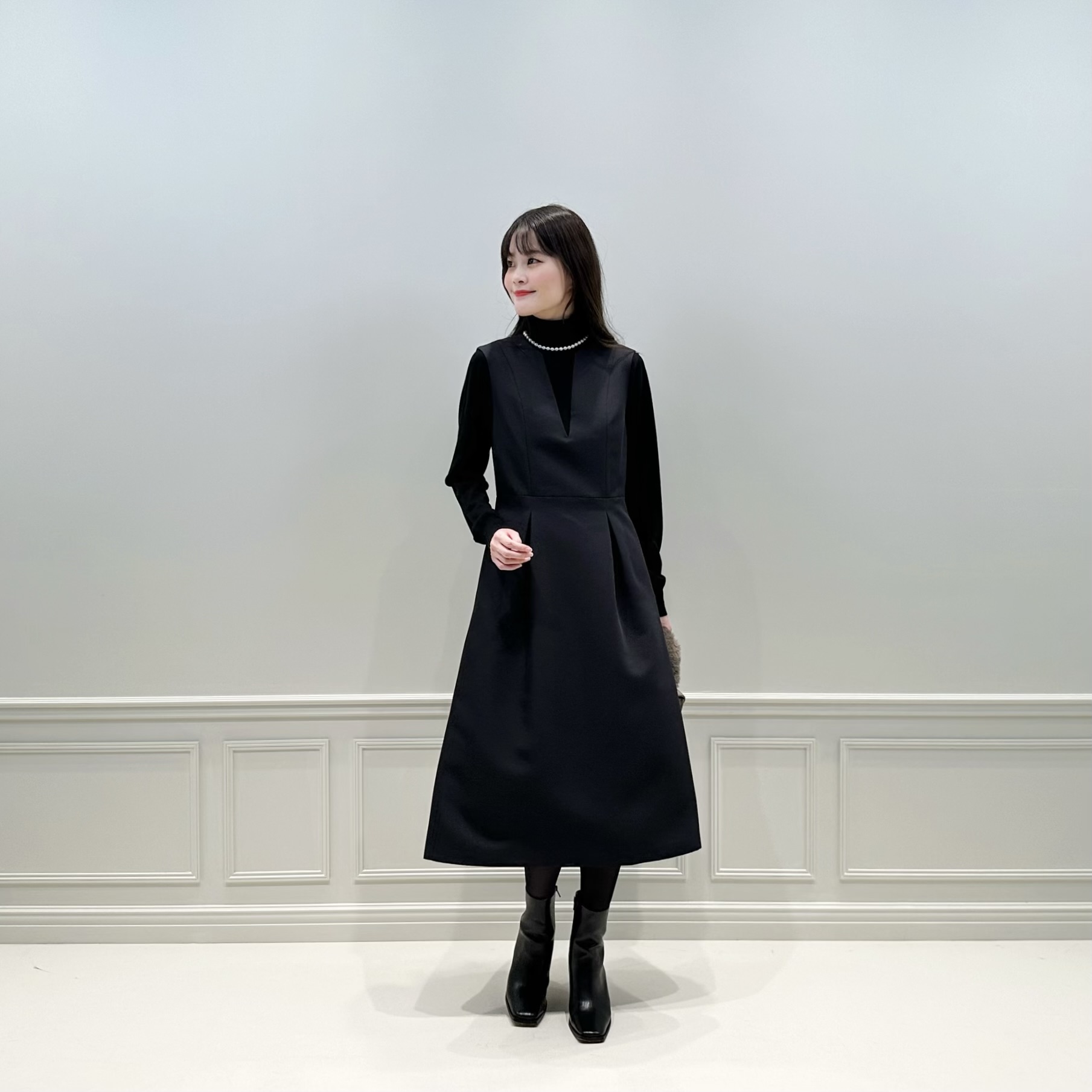 軽い着心地が魅力のジャンスカはオールブラックコーデで洗練された