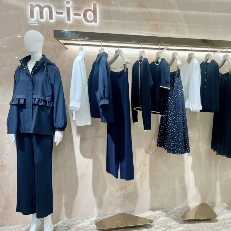 ダブルクロスラウンドヘムフリルブラウス＞はe-shoppingに近日入荷予定