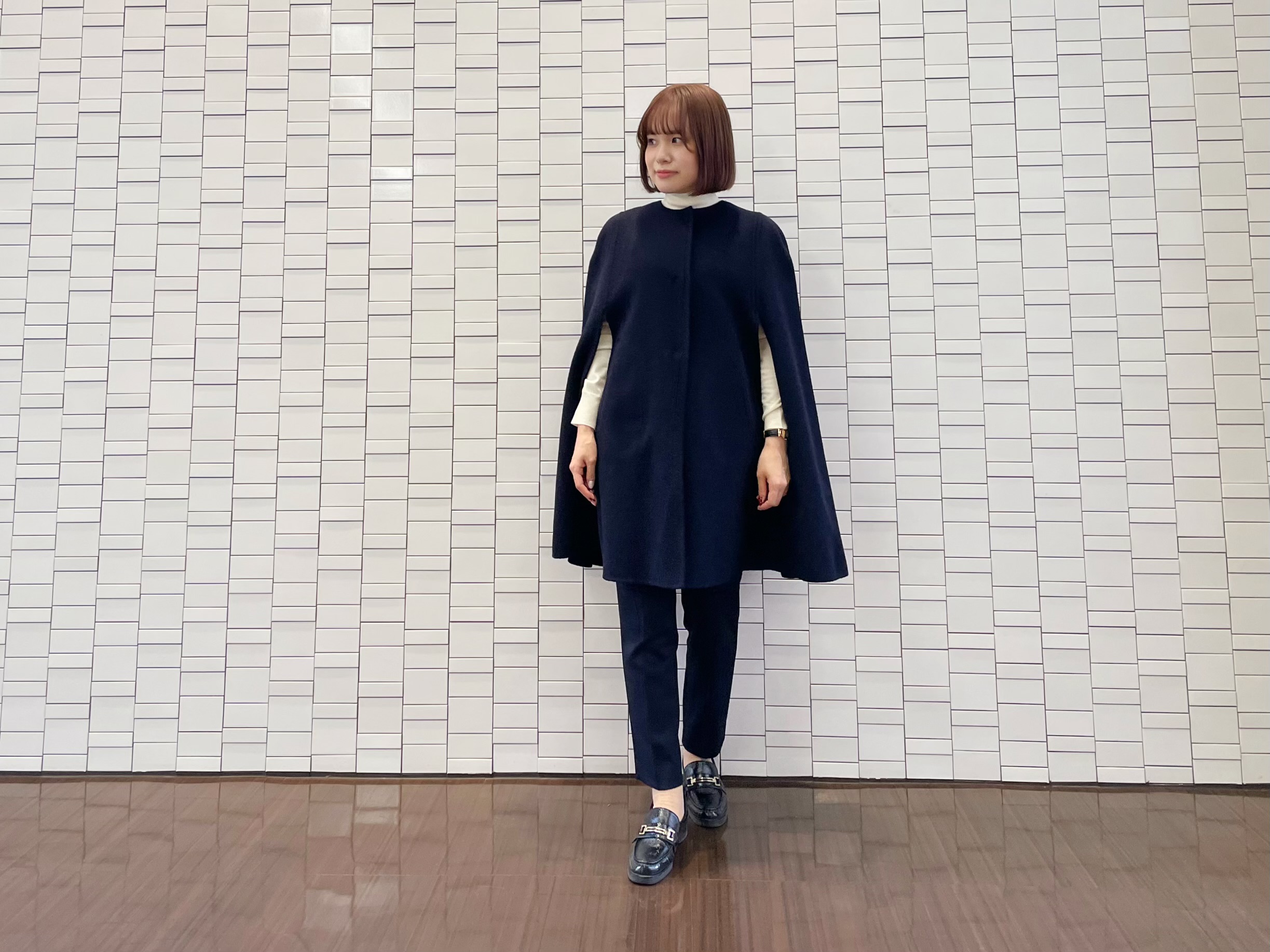 こなれ見えが叶うケープコートで品格漂う上級者スタイル | m-i-d | M