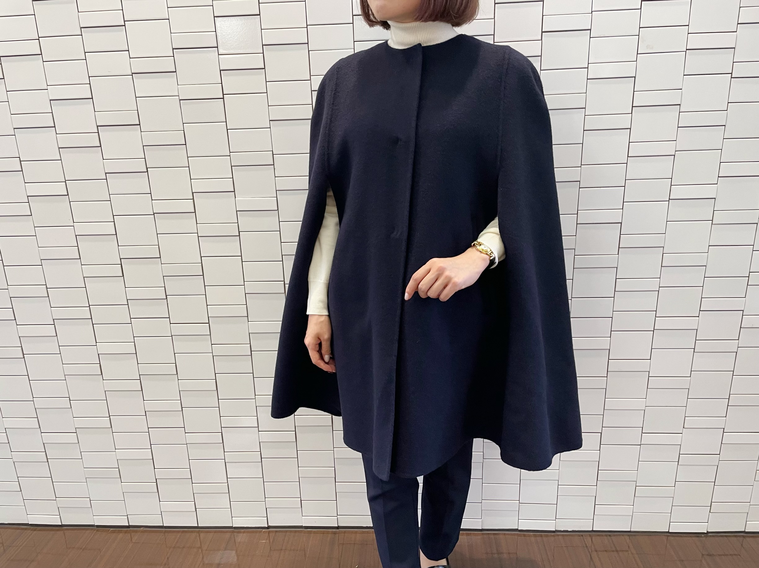 こなれ見えが叶うケープコートで品格漂う上級者スタイル | m-i-d | M