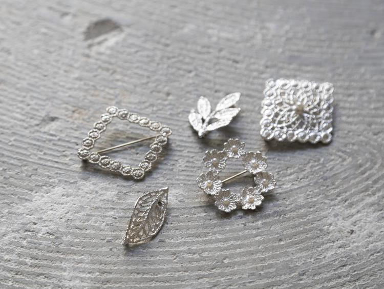 ichinose naomi/ブローチ leaf -どんなコーデにも似合う、繊細で可憐な
