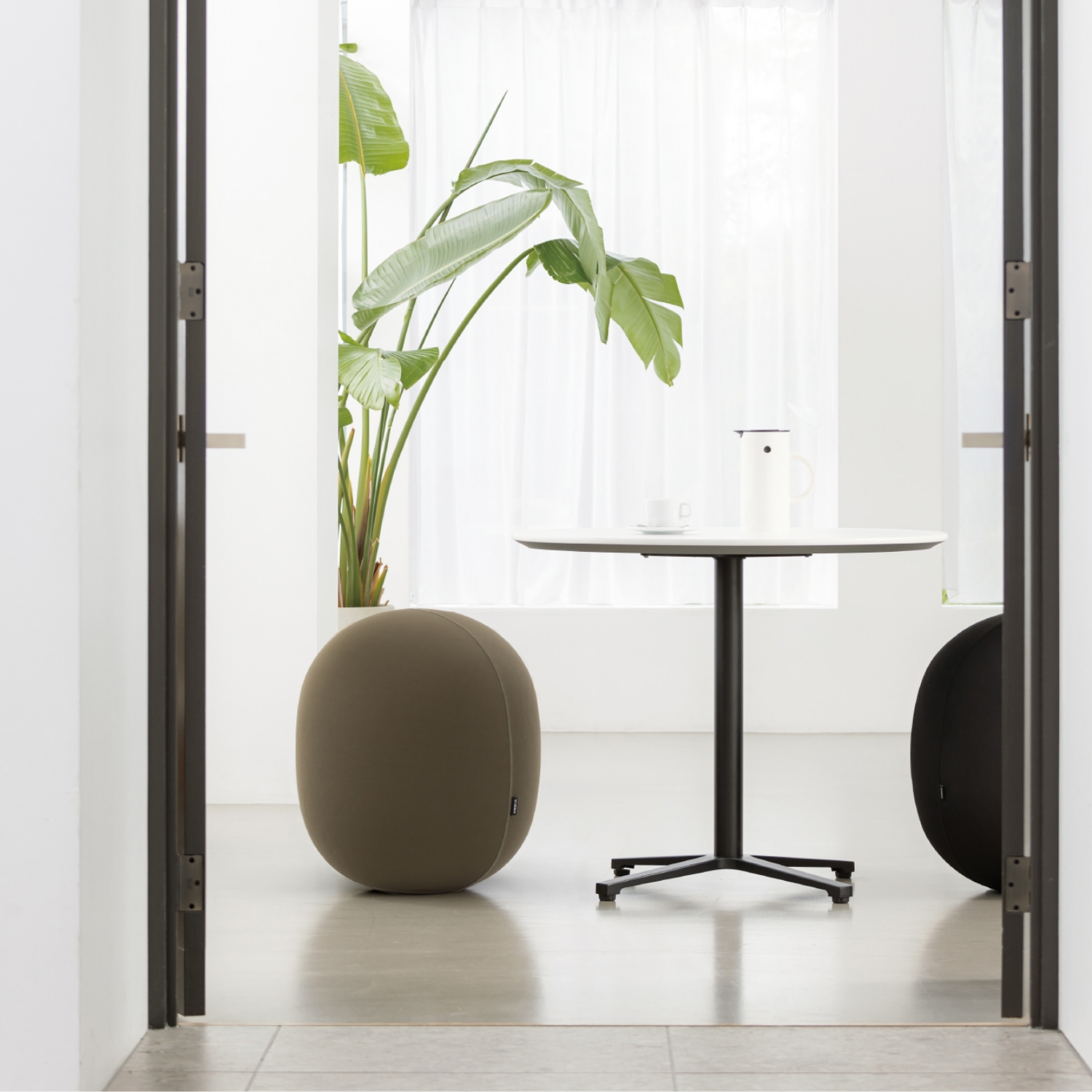 ＆MEDICAL/MALLOW オーバルバランスボール -場所を取らず座りやすい